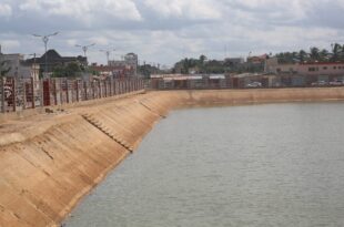 Un jeune garçon retenue d'eau