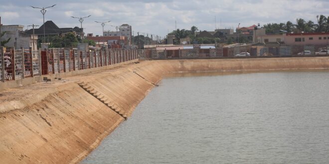 Un jeune garçon retenue d'eau