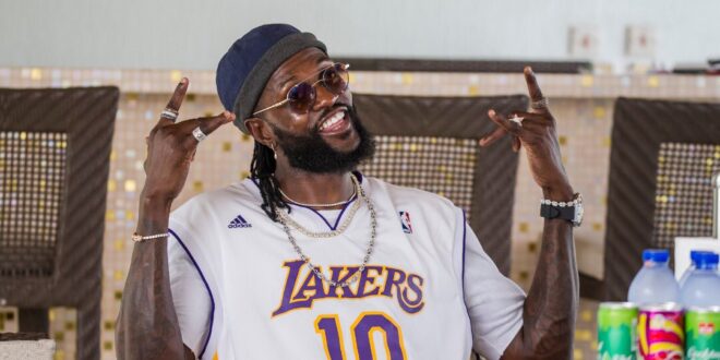 Adebayor école de foot