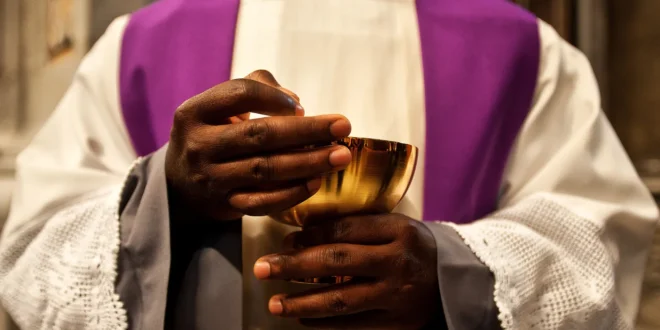 Le prêtre a été accusé d’« agression sexuelle par personne abusant de son autorité » après qu’une paroissienne