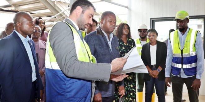 Faure Gnassingbé en visite de terrain au CHU de Kara