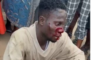 un employé décapite son patron