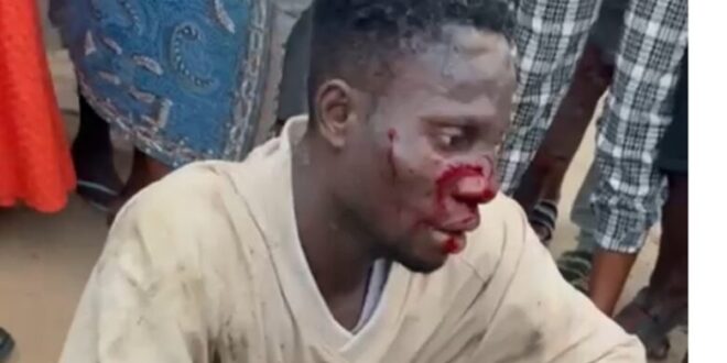 un employé décapite son patron