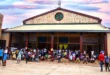 un sachet d’excréments humains devant une croix à l’intérieur de l’église Maria Auxiliadora de Gbényédzi