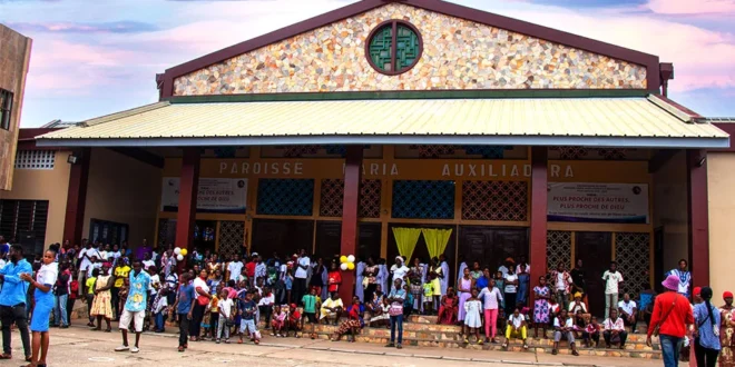 un sachet d’excréments humains devant une croix à l’intérieur de l’église Maria Auxiliadora de Gbényédzi